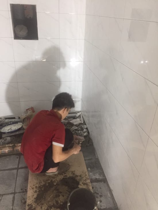 sua-chua-nha-ve-sinh-tron-goi