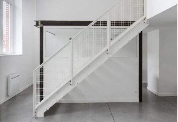 Cải-tạo-lại-cầu-thang-nhà-cầu-thang-màu-trắng.