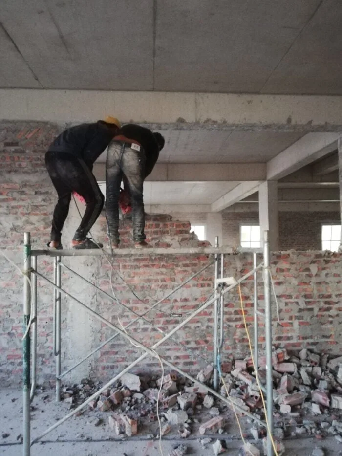 Phá dỡ tường cơi nới căn phòng