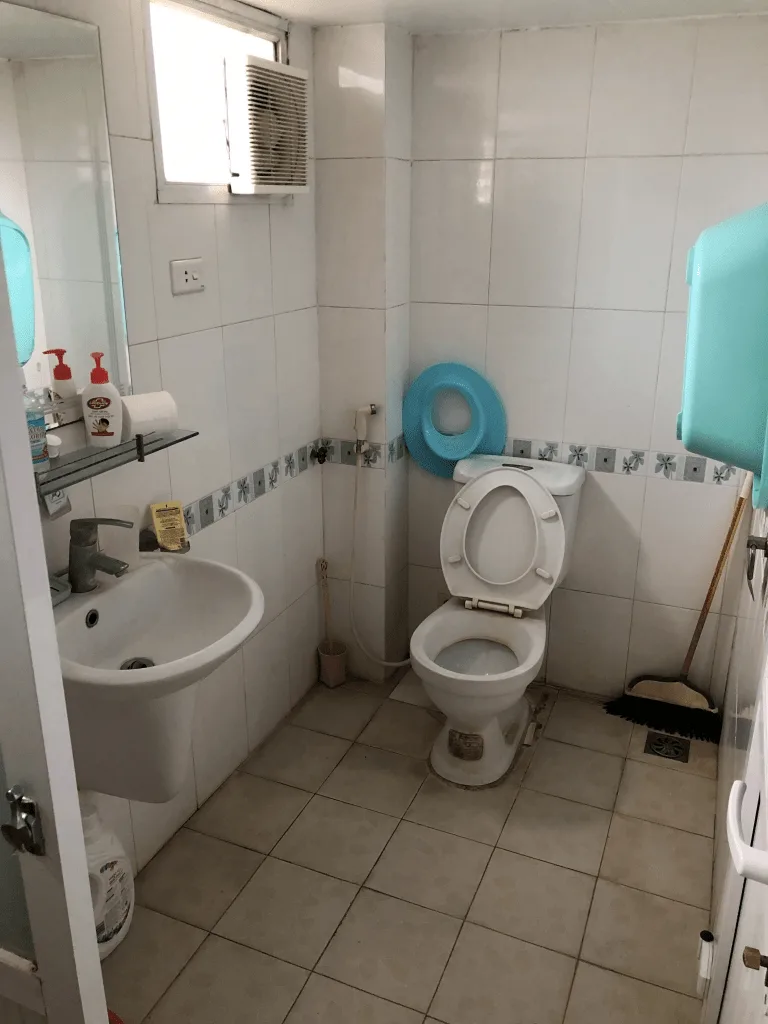 Nhà vệ sinh xuống cấp, kém tiện nghi