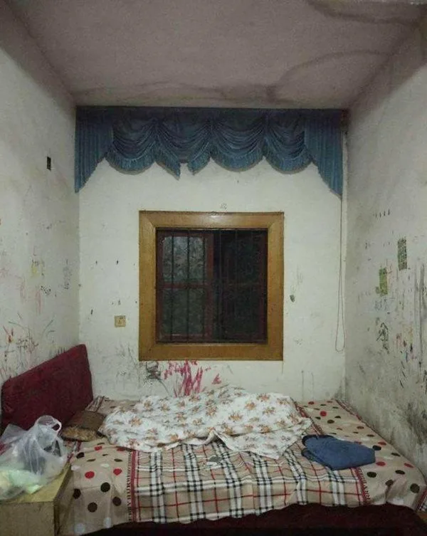 Phòng ngủ cũ kỹ, những bức tường bị bong tróc