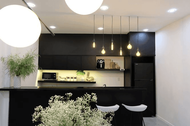 Phòng bếp sử dụng gam màu đen mang lại cảm giác sạch sẽ