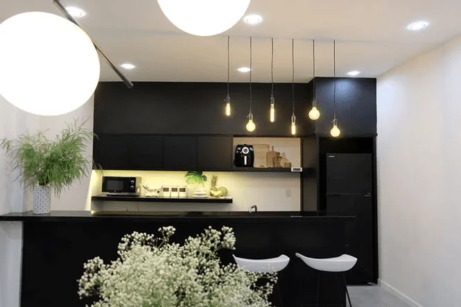 Phòng bếp sử dụng gam màu đen mang lại cảm giác sạch sẽ