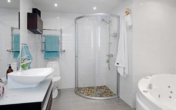 Phòng tắm nhà nghỉ đơn giản kết hợp với tông màu trắng tạo cảm giác sạch sẽ